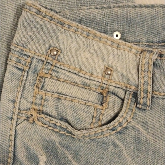 Almost Famous Crystal Pocket DISTRESS High Rise LIGHT BLUE Capris Sz 7 Sun Fade - Picture 10 of 16